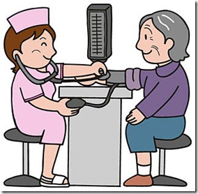 看護師に血圧を測ってもらう高齢者