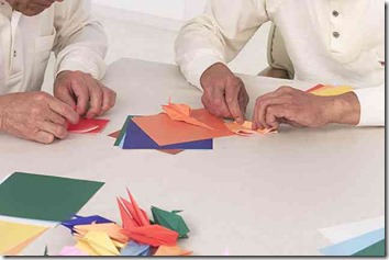 施設で折り紙を折る高齢者