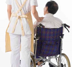 介護士と車椅子の男性